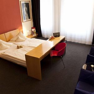 Standard Zimmer mit Kingsize-Bett